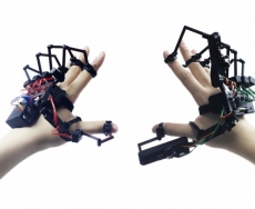 توسط این دستکش های رباتیک انگشتان خود را کنترل نمایید