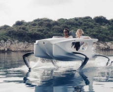 Quadrofoil ماشینی پیشرفته برای سواری در آب